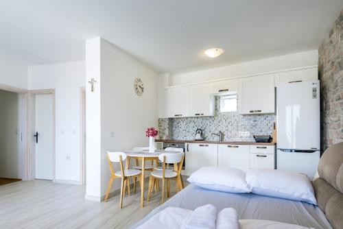 Apartments with parking space Sibenik - 21075