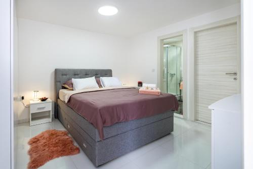 Apartments with parking space Sibenik - 21075