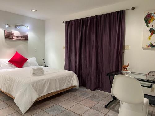 Ліжко або ліжка в номері Hollyburn: 2 Private Bedrooms/2 Bath in Shared Home, Pool, Hot tub