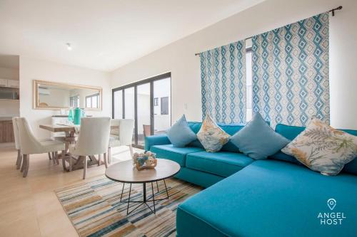 Sofá azul en la sala de estar con mesa en Hispania - Dreamy Family Homes plus Communal Pool and Playground en La Paz