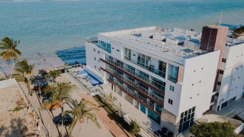 een luchtzicht op een gebouw naast het strand bij Apartamentos Pe na areia no Caribessa in João Pessoa