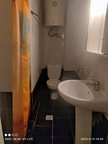 A bathroom at La Playa 2