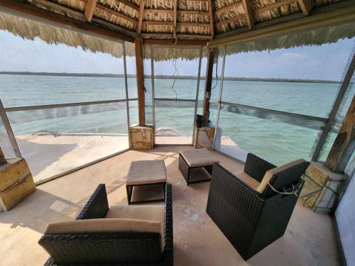 a living room with chairs and a view of the ocean at Quinta La Calma in La Pesca