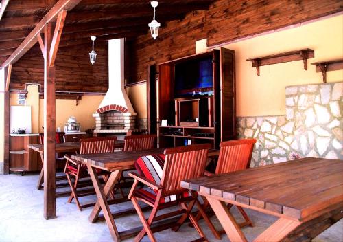 jadalnia z drewnianym stołem i krzesłami w obiekcie DeluxeMaisonettes in Panoramic Roof Complex w Bałcziku