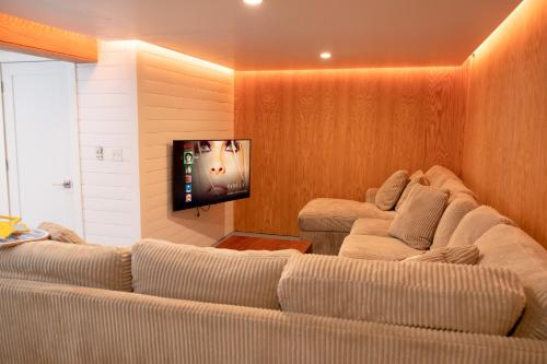 Μια τηλεόραση ή/και κέντρο ψυχαγωγίας στο Stylish lake home with private beach, dock and firepit for swimming, kayaking, hiking