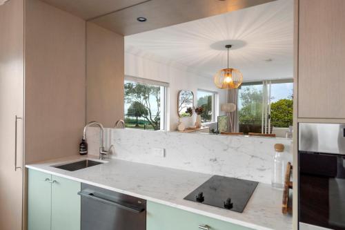 uma cozinha com um lavatório e uma bancada em Houston Beachfront Apartments em Gold Coast