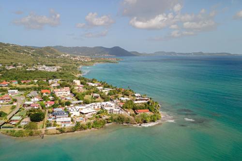 una vista aérea de una pequeña isla en el océano en Hotel ILOMA Corail Residence en Sainte-Luce