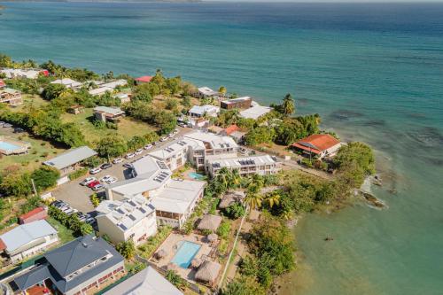 una vista aérea de un complejo junto al océano en Hotel ILOMA Corail Residence, en Sainte-Luce