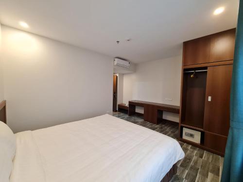 Ein Bett oder Betten in einem Zimmer der Unterkunft Viet Long Complex Residence