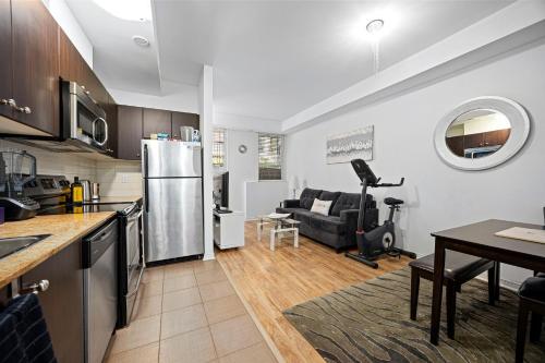 Η κουζίνα ή μικρή κουζίνα στο Beautiful Townhouse Near Yorkdale Mall, Wilson Subway