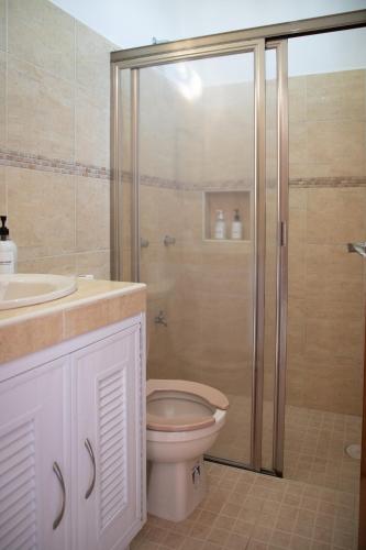 Un baño de Habitación privada con alberca