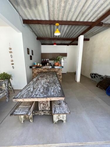 een tafel in het midden van een kamer met een keuken bij Vista pro mar in Ubatuba