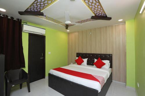 a bedroom with a bed with red and green walls at Flagship Richa Grand Inn Near Sahara Ganj Mall in Lucknow