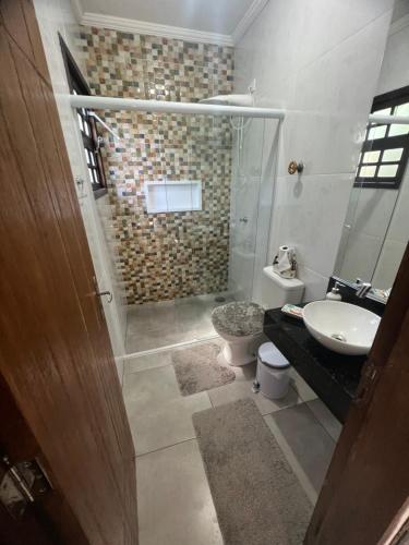 烏巴圖巴的住宿－Vista pro mar，一间带水槽和卫生间的浴室