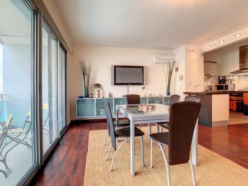 une cuisine et une salle à manger avec une table et des chaises dans l'établissement PALAVAS LES FLOTS F3 TOUT CONFORT VUE MER - FR-1-715-29, à Palavas-les-Flots