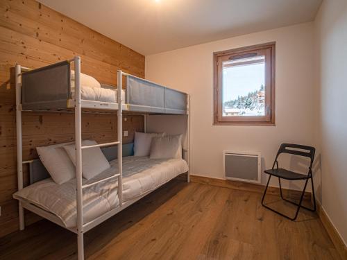 a room with two bunk beds and a window at Appartement Valmorel, 3 pièces, 7 personnes - FR-1-356-414 in Valmorel
