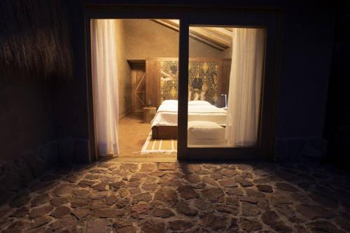 Blick auf ein Schlafzimmer mit einem Bett durch einen Spiegel in der Unterkunft CASA REBEQ in Cusco