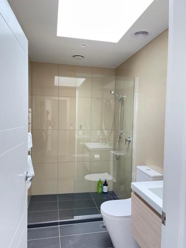 a bathroom with a shower and a toilet at NO PARTY ALLOWED, Entire Brand New 3 bedroom townhouse, free unlimited fibre wifi and free parking in Wellington