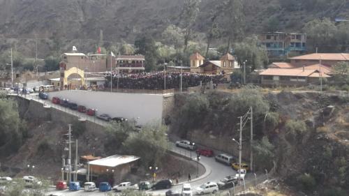 a large group of people standing on a road at Brianny Hotel in Churín