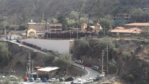 un gran grupo de personas de pie en una carretera en Brianny Hotel, en Churín