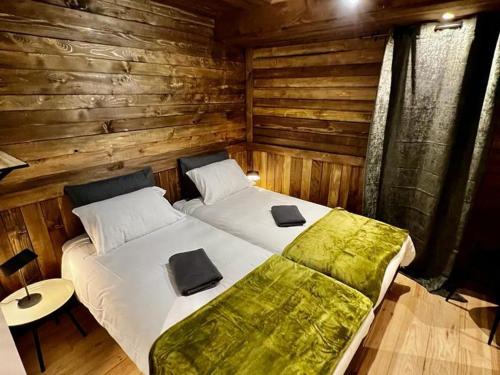 - une chambre avec 2 lits dans une cabane en bois dans l'établissement Charmant 3 pièces tout confort, 4 à 6 pers, sauna, terrasse, proche pistes et commodités - FR-1-263-526, à Valloire