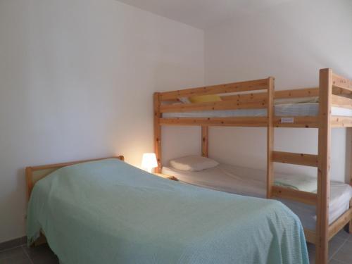 a bedroom with two bunk beds in a room at Maison Palavas-les-Flots, 3 pièces, 7 personnes - FR-1-715-50 in Palavas-les-Flots