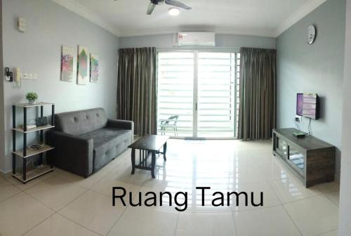 ラハダトゥにあるD' Palm Garden Homestay Lahad Datu.のソファとテーブルのあるリビングルーム