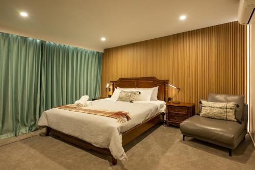 1 dormitorio con 1 cama y 1 silla en Alpine Studio Coulson en Lake Tekapo