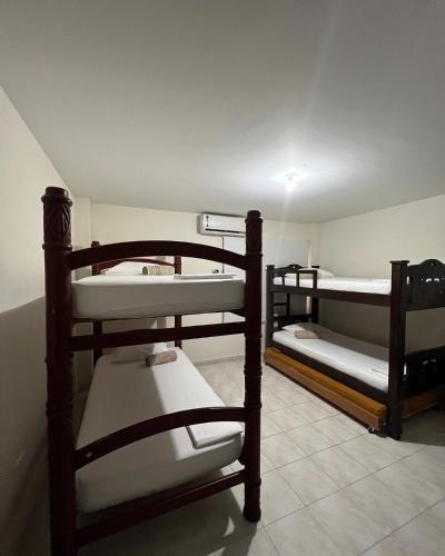 een kamer met 2 stapelbedden in een kamer bij Apartamento Rodadero in Gaira