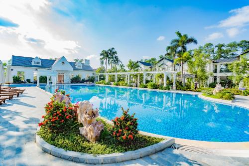 una imagen de una piscina en un complejo en Vườn Vua Resort & Villas, en Phú Thọ