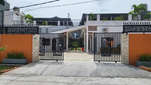 einen Eingang zu einem Haus mit einem Eisentor in der Unterkunft Rumah Tropis - Lantai 1 in Pekanbaru