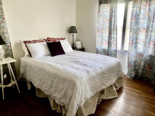 um quarto com uma cama com almofadas e uma janela em I40 Large Tuscany 4 bed 20min PDC em Amarillo
