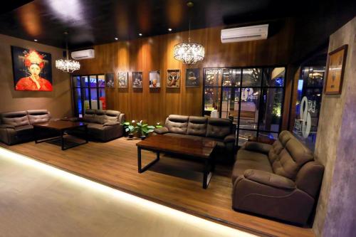 Lobby o reception area sa New Surya Hotel