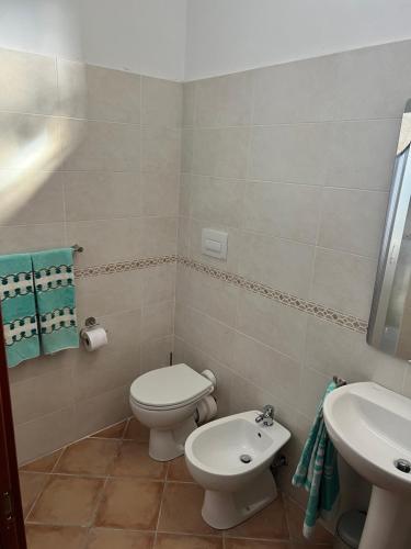 a bathroom with a toilet and a sink at Casa Michela in Caporciano