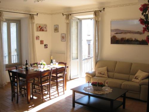 a living room with a table and a couch at Il Terrazzino sul Duomo in Orvieto