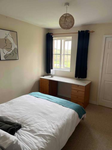 Tempat tidur dalam kamar di Centralized Complete 3 BR Flat at Newcastle-Under-Lyme with a View-Free Parking