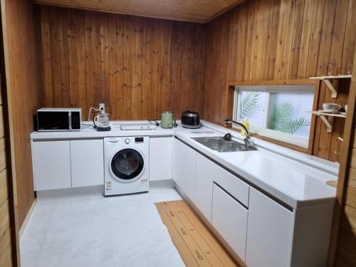 Dapur atau dapur kecil di Amy House