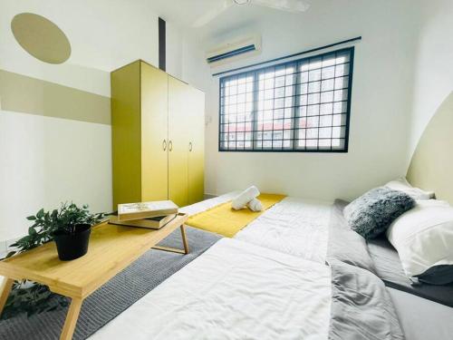 Schlafzimmer mit einem Bett, einem Schreibtisch und einem Fenster in der Unterkunft 8 pax Homestay near Axiata Arena & Pavilion 2 in Kuala Lumpur