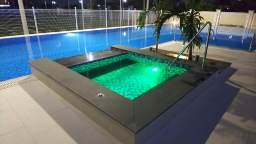 a pool with a hot tub with green water at FAMILLE HA NAM in Lưu Xá