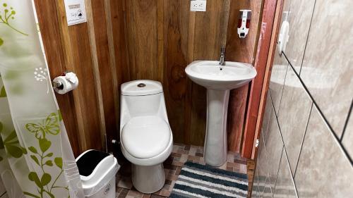 een kleine badkamer met een toilet en een wastafel bij Campo Azul #3 - Monteverde in Monteverde Costa Rica
