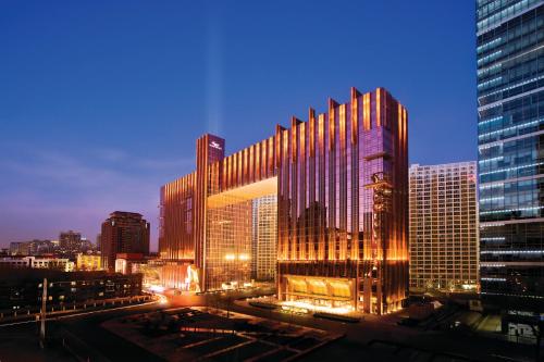 un gran edificio en una ciudad por la noche en Fairmont Beijing, en Beijing
