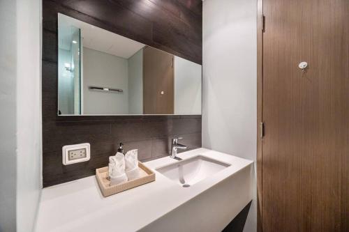 a bathroom with a sink and a mirror at Veranda Residence/2BRFamilySuite in Na Jomtien