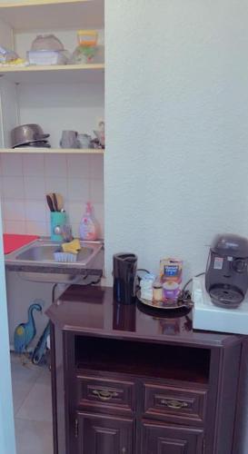 - une cuisine avec un comptoir et une cafetière dans l'établissement Home sweet home in Pau, à Pau