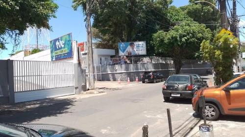 uma rua com carros estacionados na berma da estrada em Espaço interno em Salvador