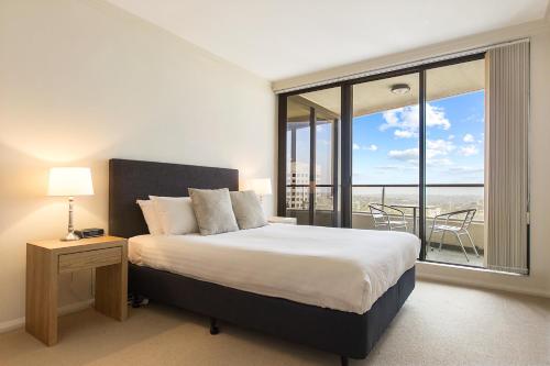Katil atau katil-katil dalam bilik di Large elevated apartment St Leonards