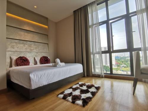 1 dormitorio con cama grande y ventana grande en Damai 88 Suites By iHost Global, en Kuala Lumpur