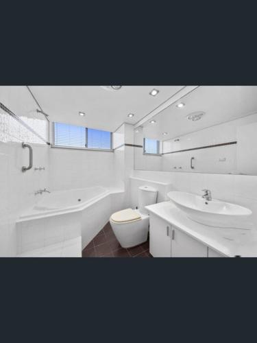 Ένα μπάνιο στο Beachfront Cronulla Getaway with Ocean Views & Spa