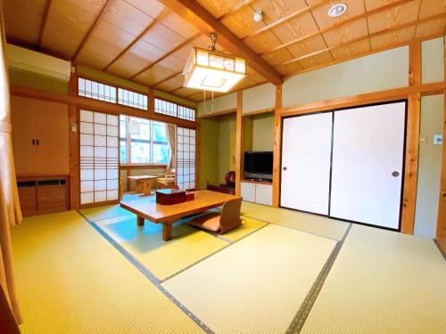 - un salon avec une table et un ordinateur portable à l'étage dans l'établissement Hakuunsou, à Takayama
