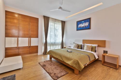 a bedroom with a bed and a window at Tarika's Seascapes by VEO - Part of StayVista in Dabolim