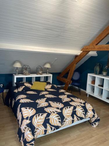 1 dormitorio con cama y pared azul en Une ambiance cosy, en Nassandres